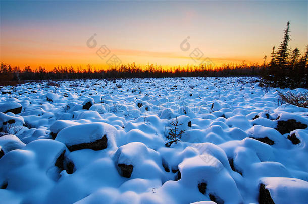 下雪和日落后发光