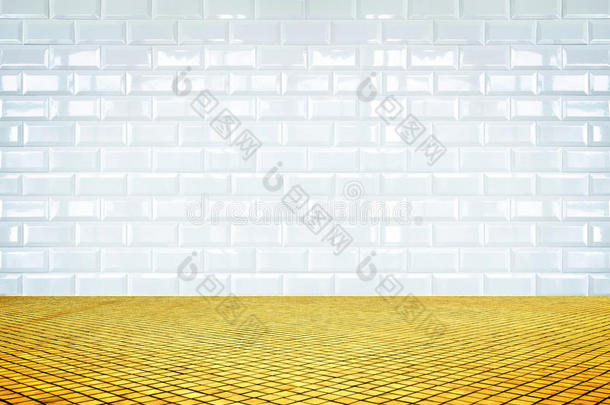 空房间有白色瓷砖墙和金色马赛克地板，背景为产品展示