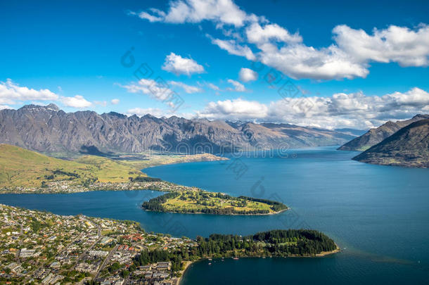 新西兰皇后镇的空中城市景观视图。