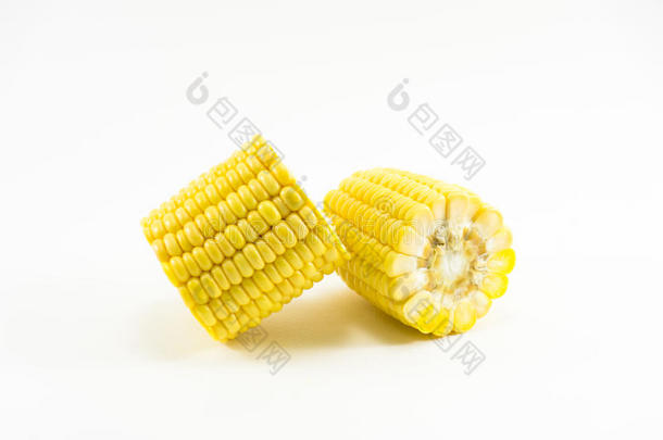 在白色背景上分离的玉米片。具有高<strong>营养价值</strong>的植物