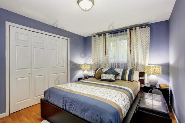黑色和蓝色卧室内部与内置衣柜和硬木地板。