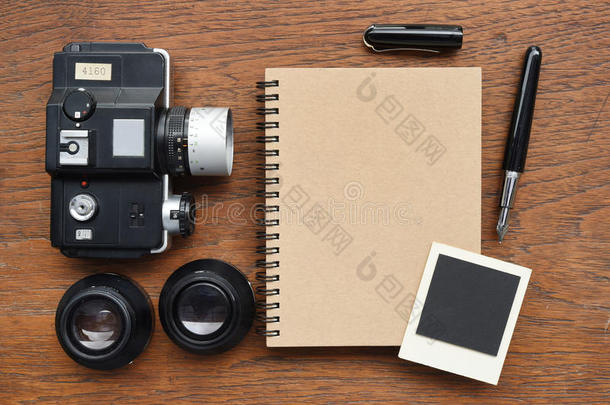 带笔、相框和照相机的笔记本