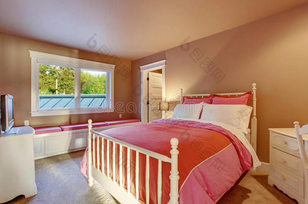 <strong>可爱</strong>的女孩房间有粉红色的墙壁和红色的床上<strong>用品</strong>。