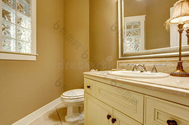 舒适的<strong>浴室</strong>内部与装饰灯在旧的白色橱柜。
