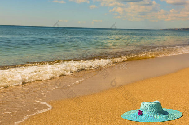 沙滩上的沙滩帽