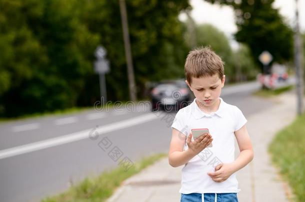 孩子在街上用智能<strong>手机玩手机</strong>游戏