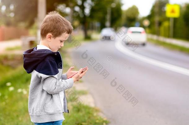 孩子在街上用智能<strong>手机玩手机</strong>游戏