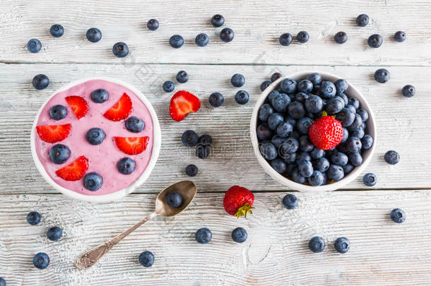 早餐碗配酸奶，<strong>莫斯利</strong>，新鲜蓝莓和草莓。 轻木背景，顶部视图