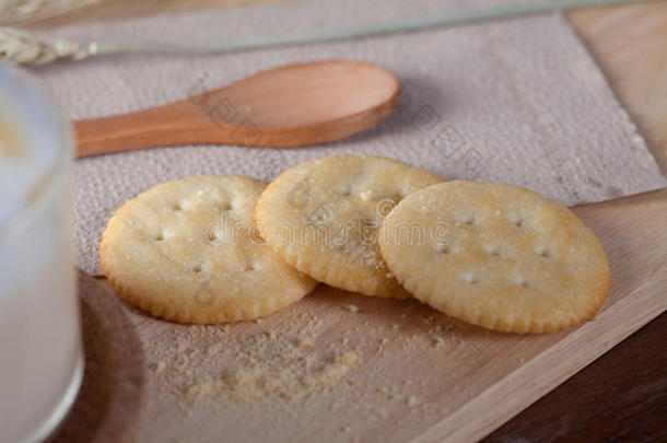 把热牛奶饼干放在木桌上的木板上