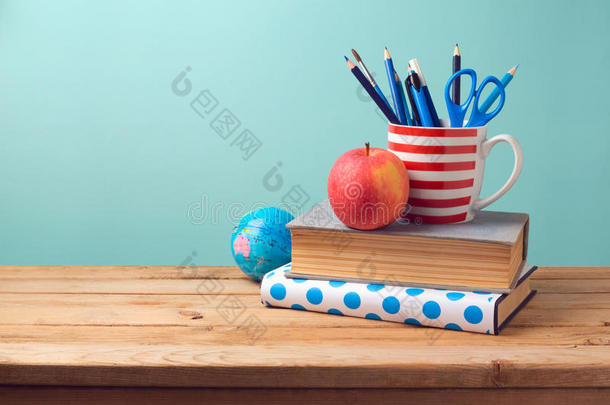 回到学校的概念与书籍，铅笔在杯子，苹果和地球仪