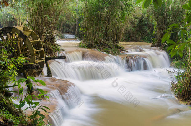瀑布中的<strong>山洪</strong>在TATKuangSiLuangPrabang，老挝