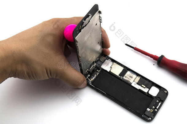 一个人是修理工，他正在准备修理手机更<strong>换屏</strong>幕和箱子。