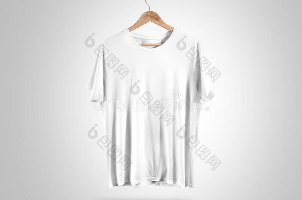 衣架上的空白白色t恤，设计模型，裁剪路径