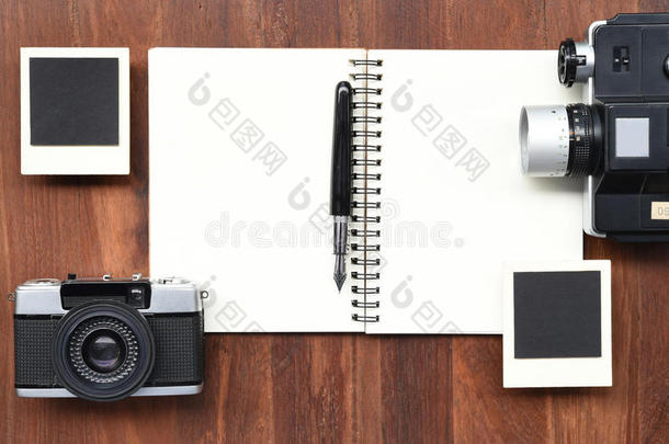 带笔、相框和照相机的空白笔记本