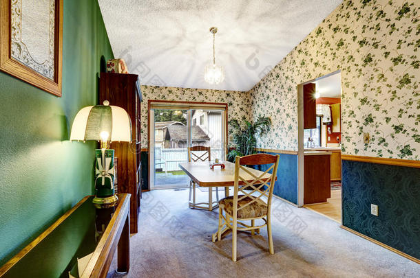 绿色家庭房间，有<strong>花卉</strong>壁纸，棕色橱柜和<strong>地毯</strong>地板。