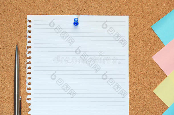 软木板与纸张，彩色空白笔记和推动圆周率