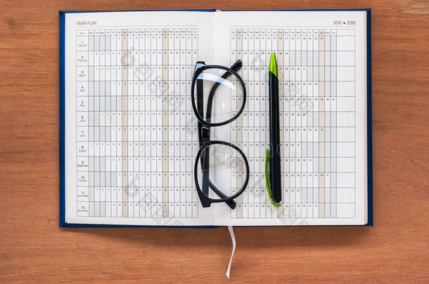 日记<strong>计划书</strong>打开日历页与眼镜和钢笔