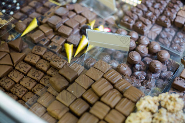 在茶室收集不同填充的巧克力