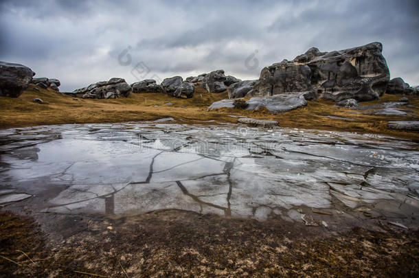 巨石冰冻的冰冻湖草灰色