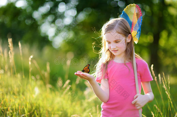 可爱的小女孩用她的独家新闻捕捉<strong>蝴蝶和虫子</strong>