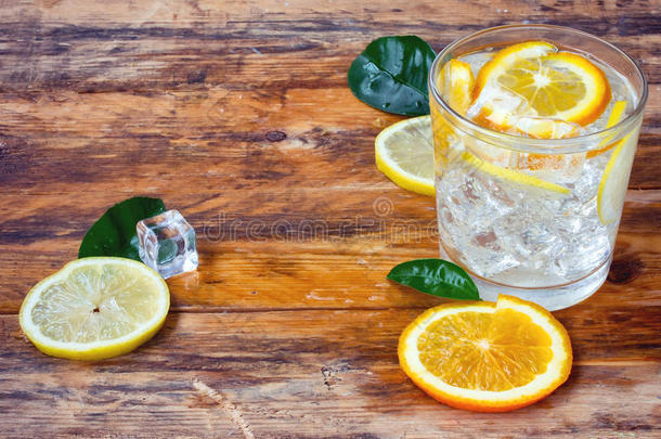 玻璃自制柠檬水，柠檬，橘子