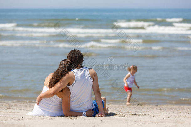 家庭在海边度假