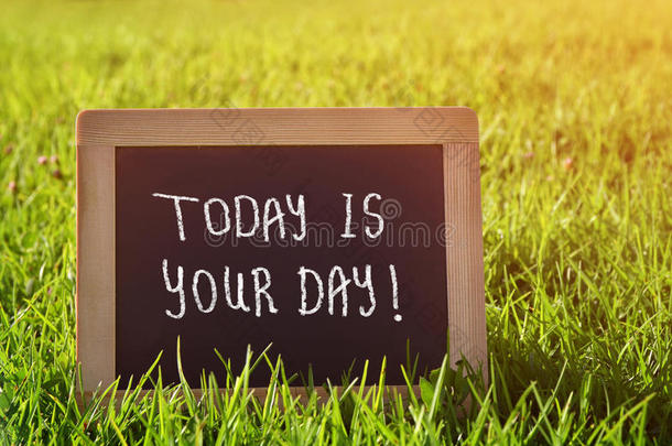 黑板躺在草地上，今天是你的一天。