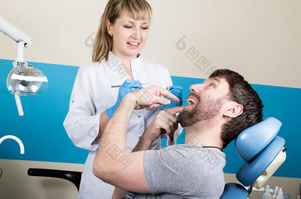 医生检查口腔是否蛀牙。 龋病保护。 蛀牙治疗。 牙医在牙科工作