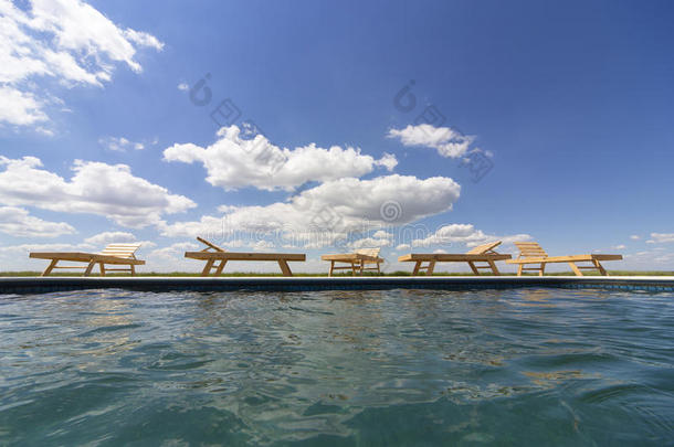 在游泳池区域可以看到令人惊叹的景色，并配有木制遮阳板。