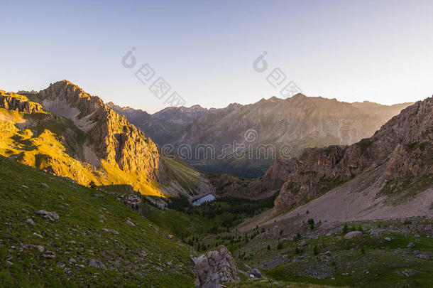 高山草甸和牧场在高空山脉中日落。 意大利阿尔卑斯山，著名的旅游目的地