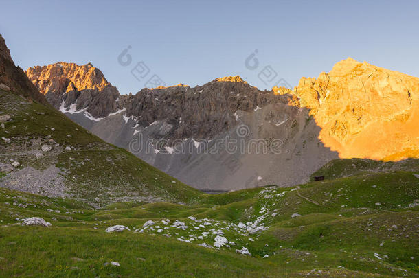 高山草甸和牧场在高空山脉中日落。 意大利阿尔卑斯山，著名的旅游目的地