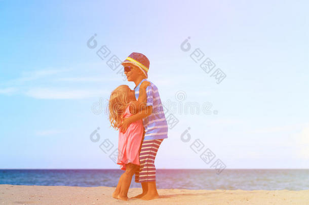 <strong>兄弟姐妹</strong>在海滩拥抱。 <strong>兄弟姐妹</strong>友谊