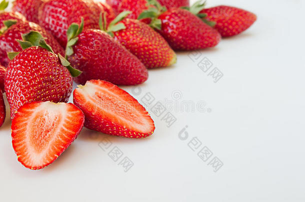 在白色背景上切<strong>草莓</strong>。 <strong>草莓</strong>背景上的<strong>草莓</strong>切片。 <strong>草莓</strong>背景。 宏。 纹理。 框架wi