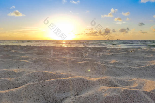 海滩日出，太阳，沙子，夏天，海洋和蓝天