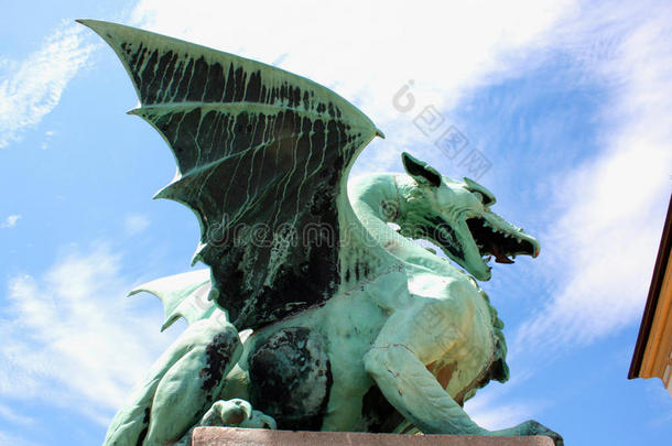 龙桥雕像在一个夏天在卢布尔雅那，斯洛文尼亚