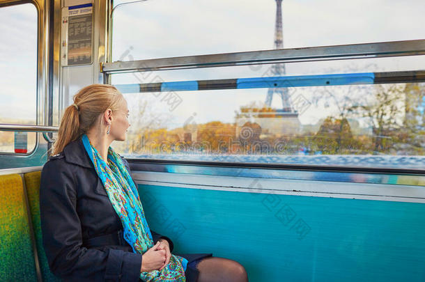 美丽的<strong>年轻</strong>女人在巴黎地铁的<strong>火车上</strong>旅行