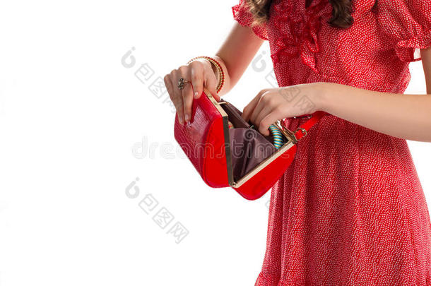 女孩的手拿着红色的钱包。