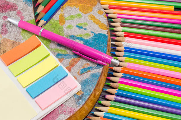 彩色铅笔与绘图和写作设备