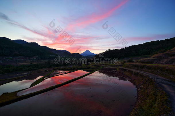 和是蓝色按钮白天