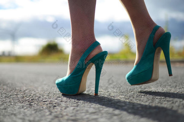 女人<strong>脚上</strong>的绿色细高跟鞋