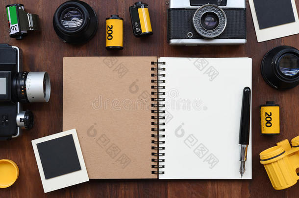 带胶卷、相框和照相机的空白笔记本