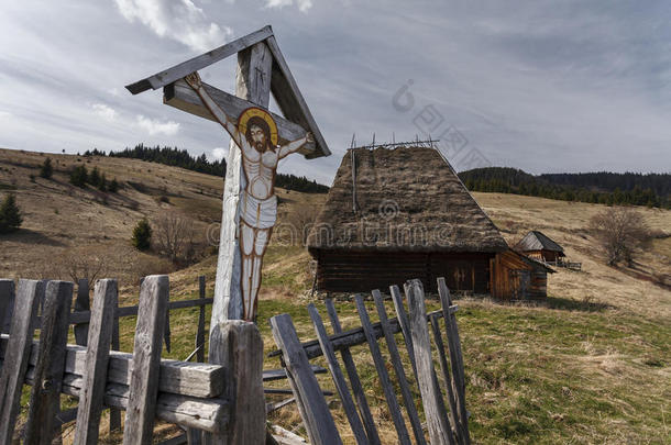 一种十字架，在一条古老的小径附近的木十字架上有基督的形象