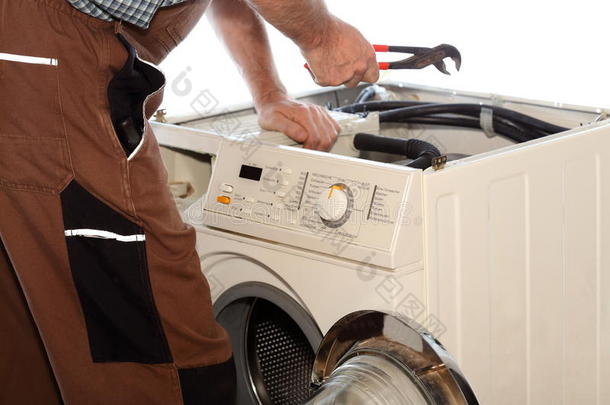 电工<strong>正在修理</strong>洗衣服机