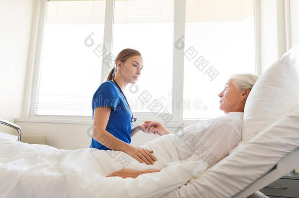 医生或护士在医院看望老年妇女