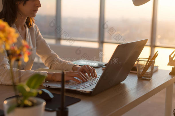 集中女员工在工作场所使用电脑打字。 副景肖像的文案工作在个人电脑家庭。