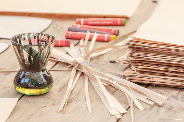 木桌上绘图工具和旧纸的特写