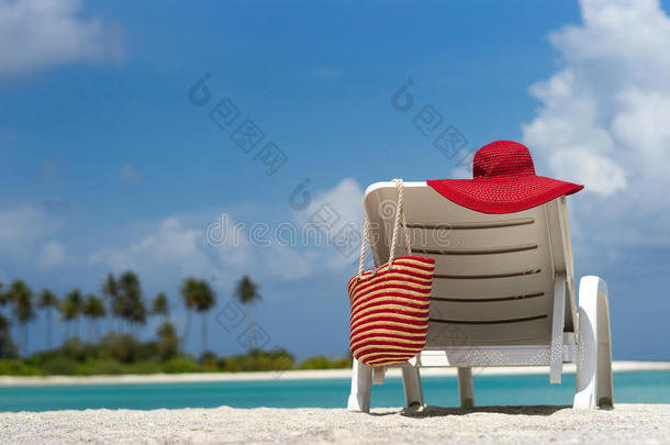 白色<strong>沙滩</strong>上带<strong>帽</strong>子的<strong>沙滩</strong>椅子