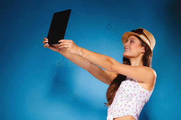 女孩用平板电脑给自己拍照