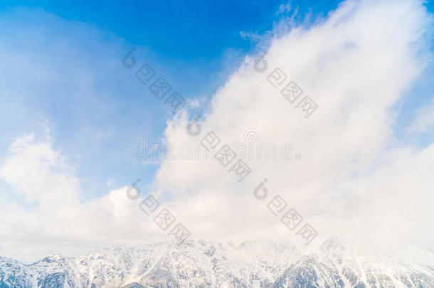 日本冬天的山上覆盖着雪