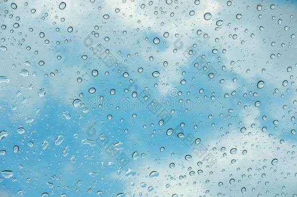 蓝天上玻璃窗上的水滴。